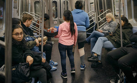 Crianças estrangeiras vendem balas no metrô em meio a crise imigratória, em Nova York (EUA) (Andrés Kudacki/The New York Times - 08.03.2024)